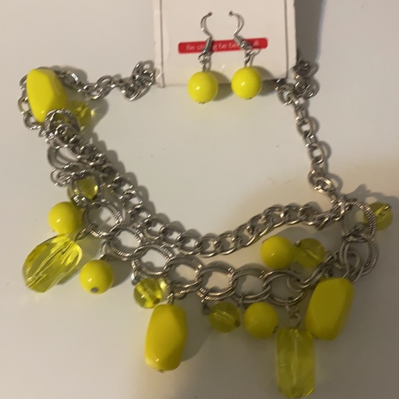 Beautiful yellow set - Picture 2 of 3